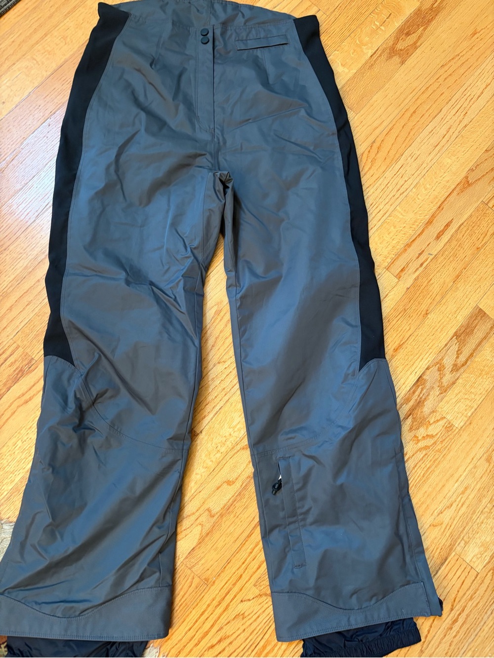 Obermeyer Ridgeline gray and black ski pants size 12 Ladies, zipper at ankles.